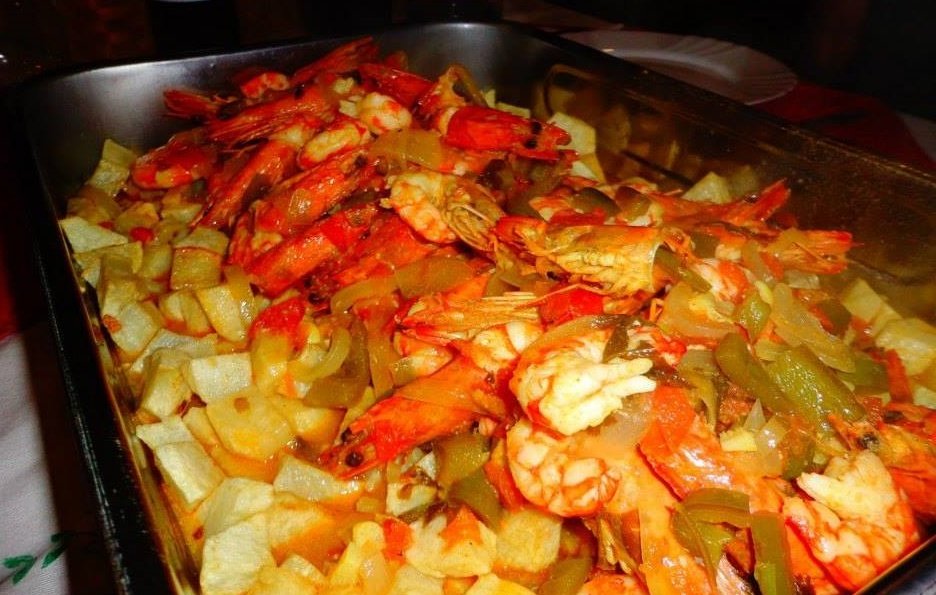 Bacalhau frito com camarão, pimento e leite de coco, receita portuguesa crocante e cremosa, ideal para dias especiais.