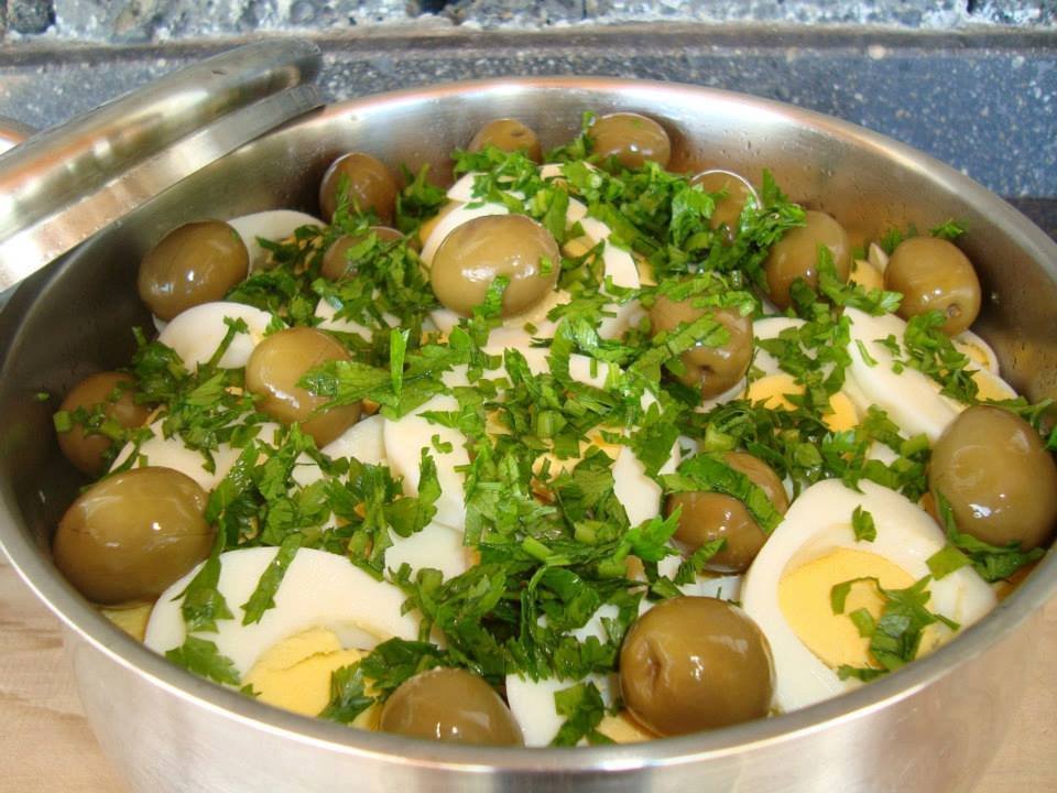 Bacalhau no tacho à moda caseira com batata, cebola, azeite e ovos, receita tradicional portuguesa cheia de sabor.