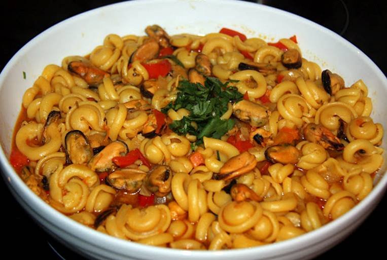 Massada de mexilhões com tomate e coentros, prato português malandrinho e aromático.