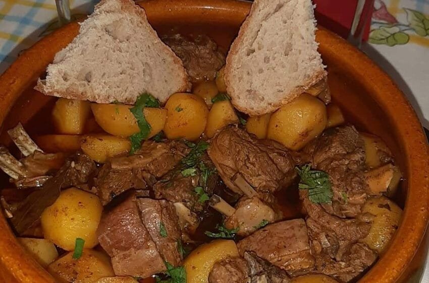 Ensopado de borrego tradicional português com pão alentejano, receita reconfortante de Maria de Lurdes Modesto.