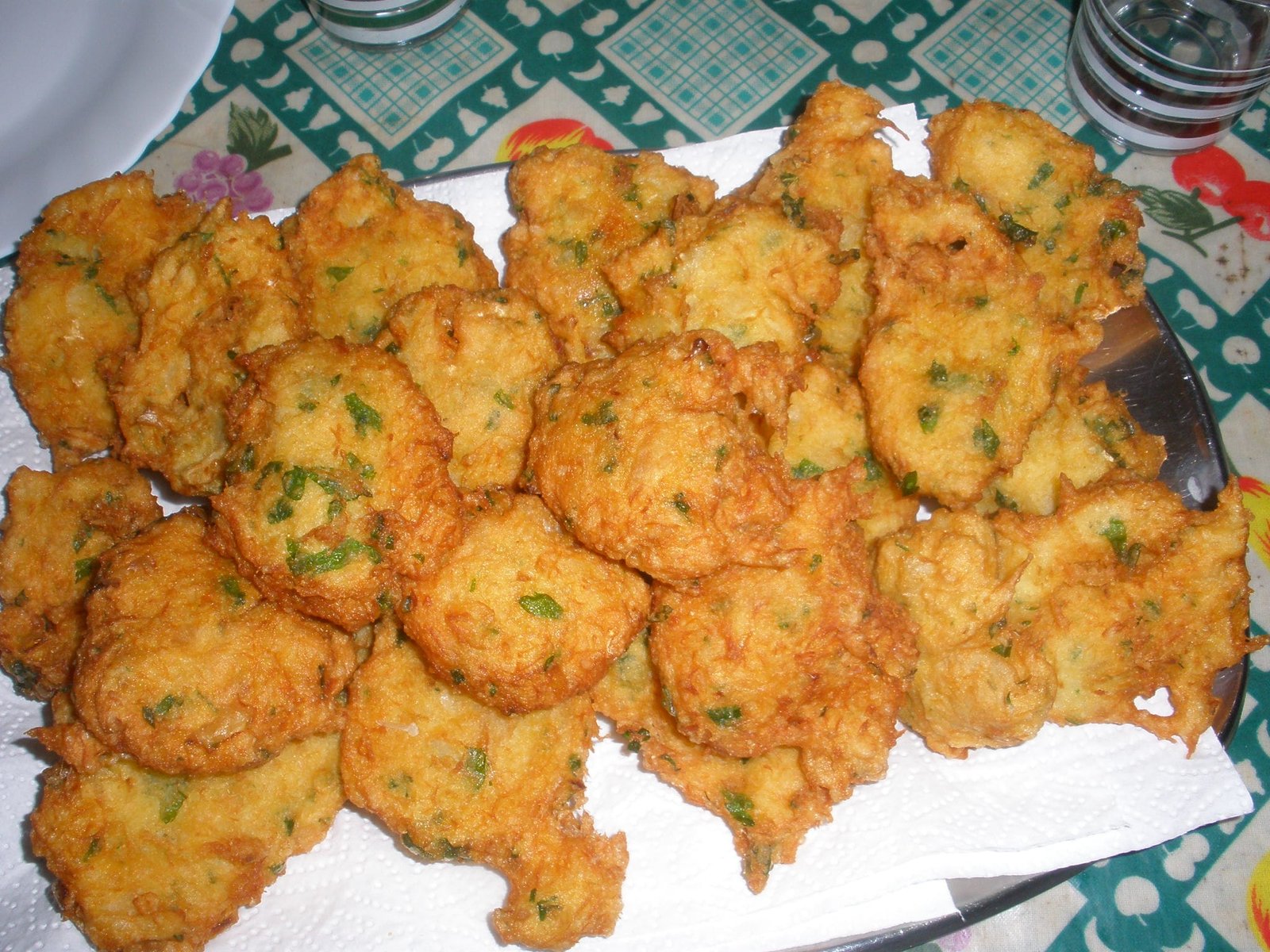 Pataniscas de bacalhau crocantes e douradas, receita tradicional portuguesa perfeita com arroz de feijão.