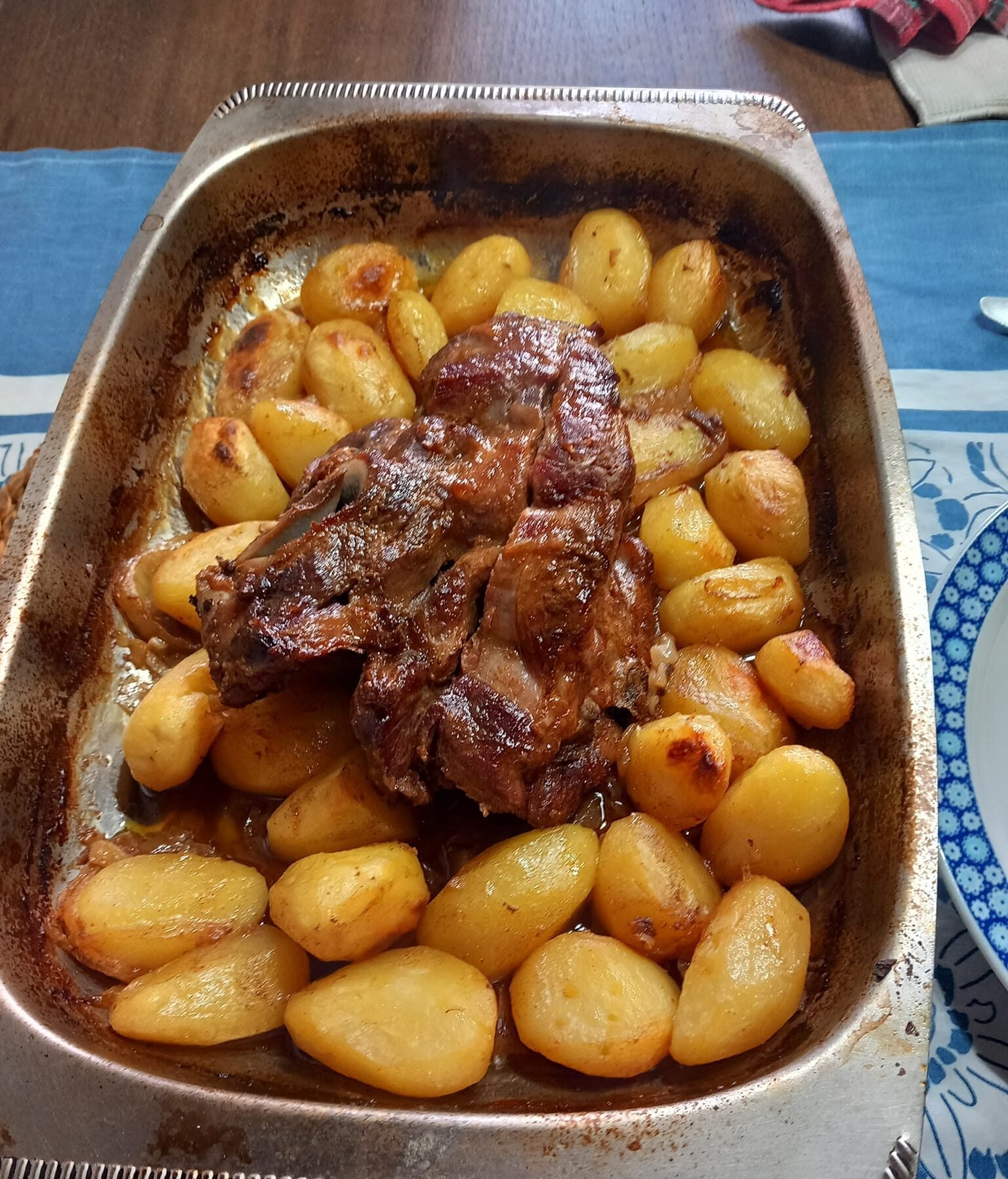 Lombo do chachaço no forno com batatas e cebola, receita tradicional portuguesa suculenta e dourada.