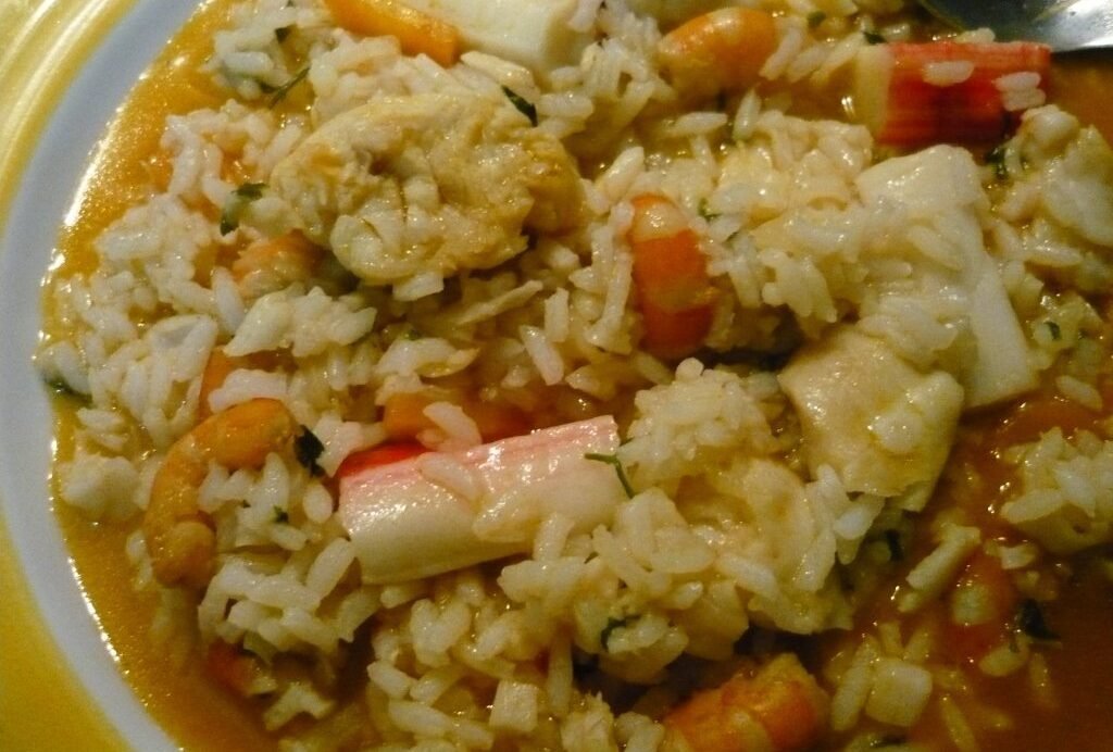 Arroz de peixe e camarão tradicional português, prato malandrinho com coentros frescos.