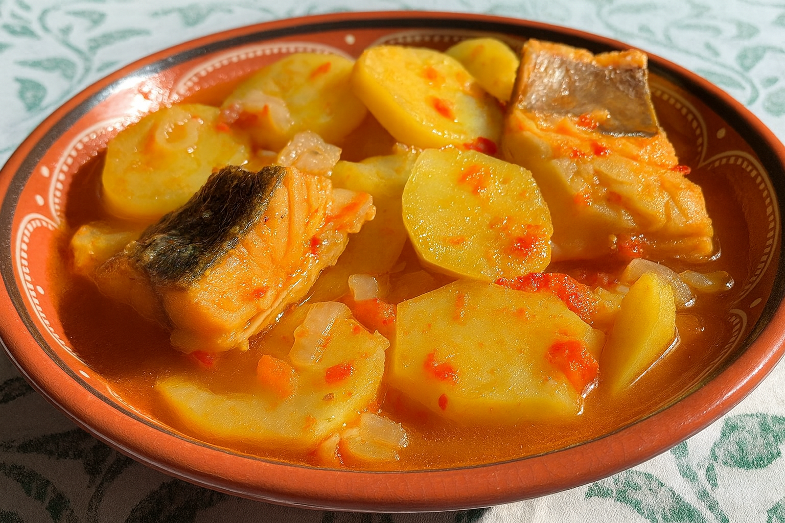 Caldeirada de bacalhau tradicional portuguesa com batatas, tomate, pimentos e vinho branco, prato reconfortante e cheio de sabor.