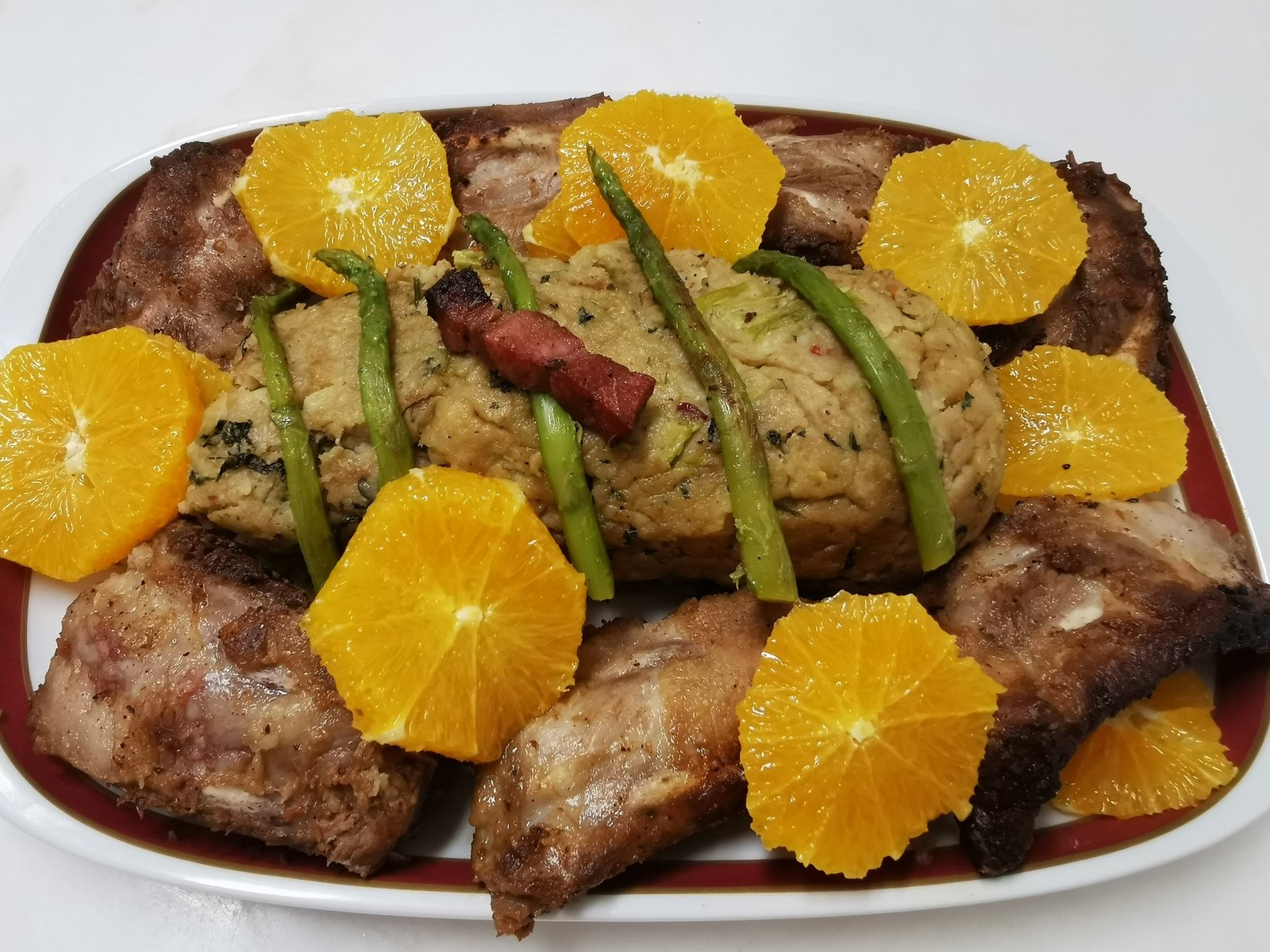 Migas de espargos com carne de porco à alentejana, prato tradicional português cheio de sabor e cor.