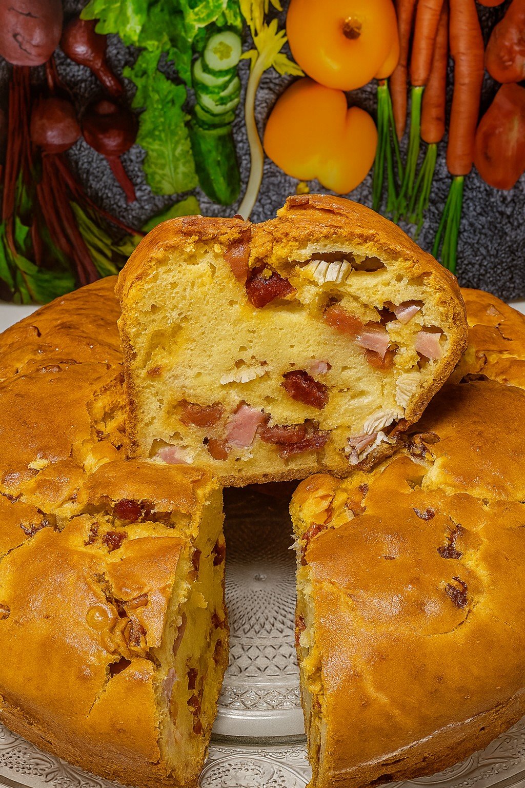 Bola de carne com frango, chouriço alentejano e fiambre, receita tradicional portuguesa com massa fofa e recheio suculento.