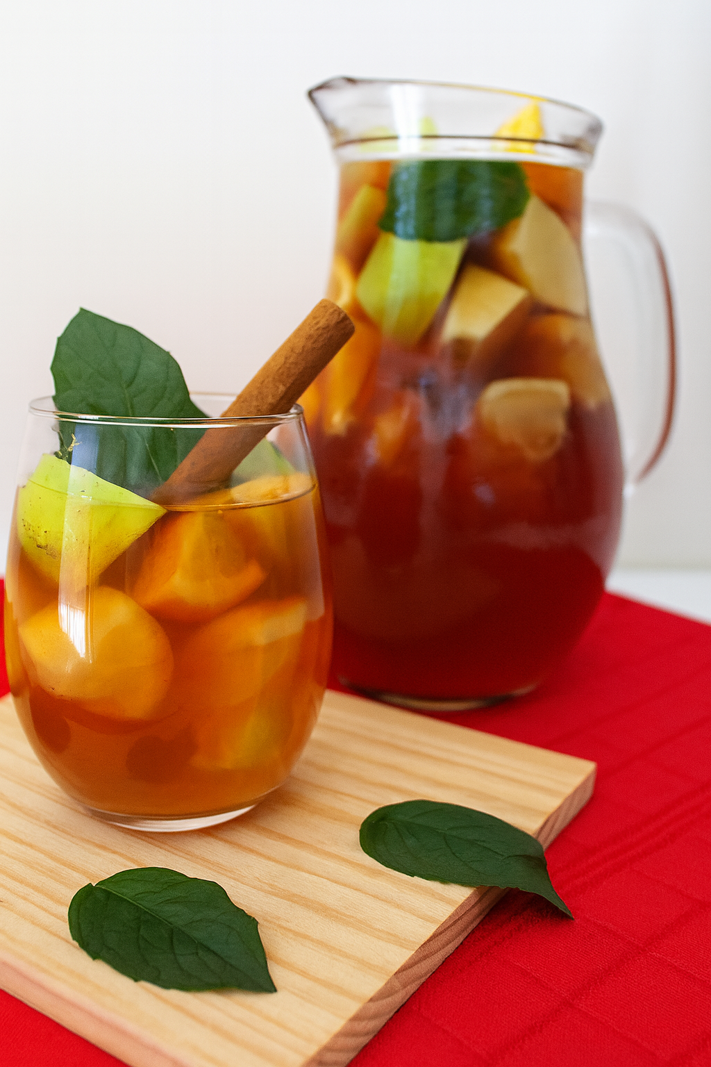 Copo de sangria de vinho rosé com frutas frescas, canela e hortelã, bebida refrescante de verão.