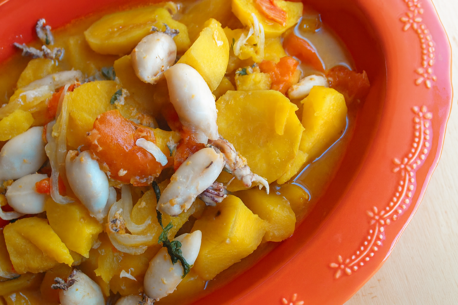 Caldeirada de lulas com batata-doce, tomate, pimentos e coentros, receita portuguesa simples e reconfortante.