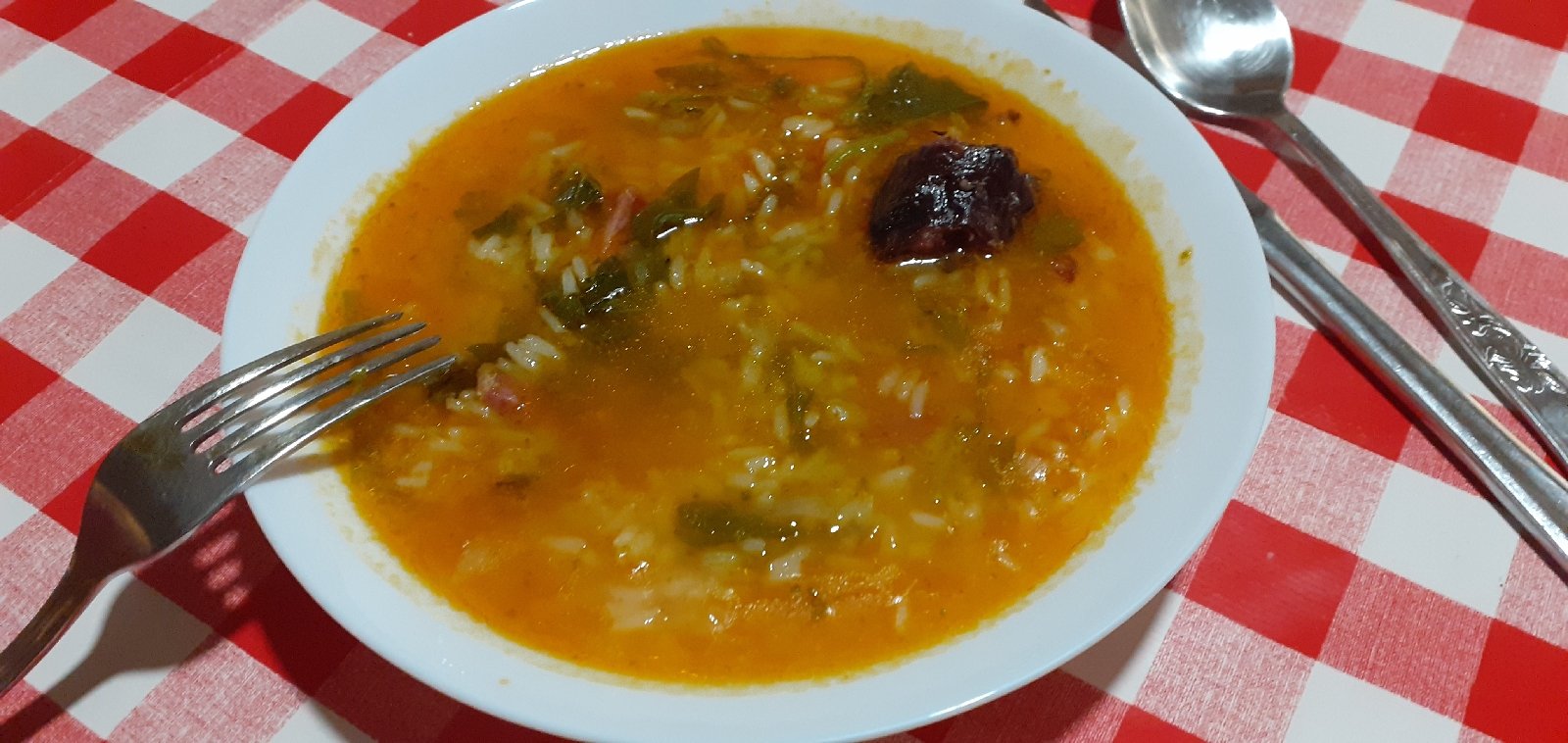 prato de arroz malandrinho com grelos e morcela, tradicional português, servido quente e cremoso