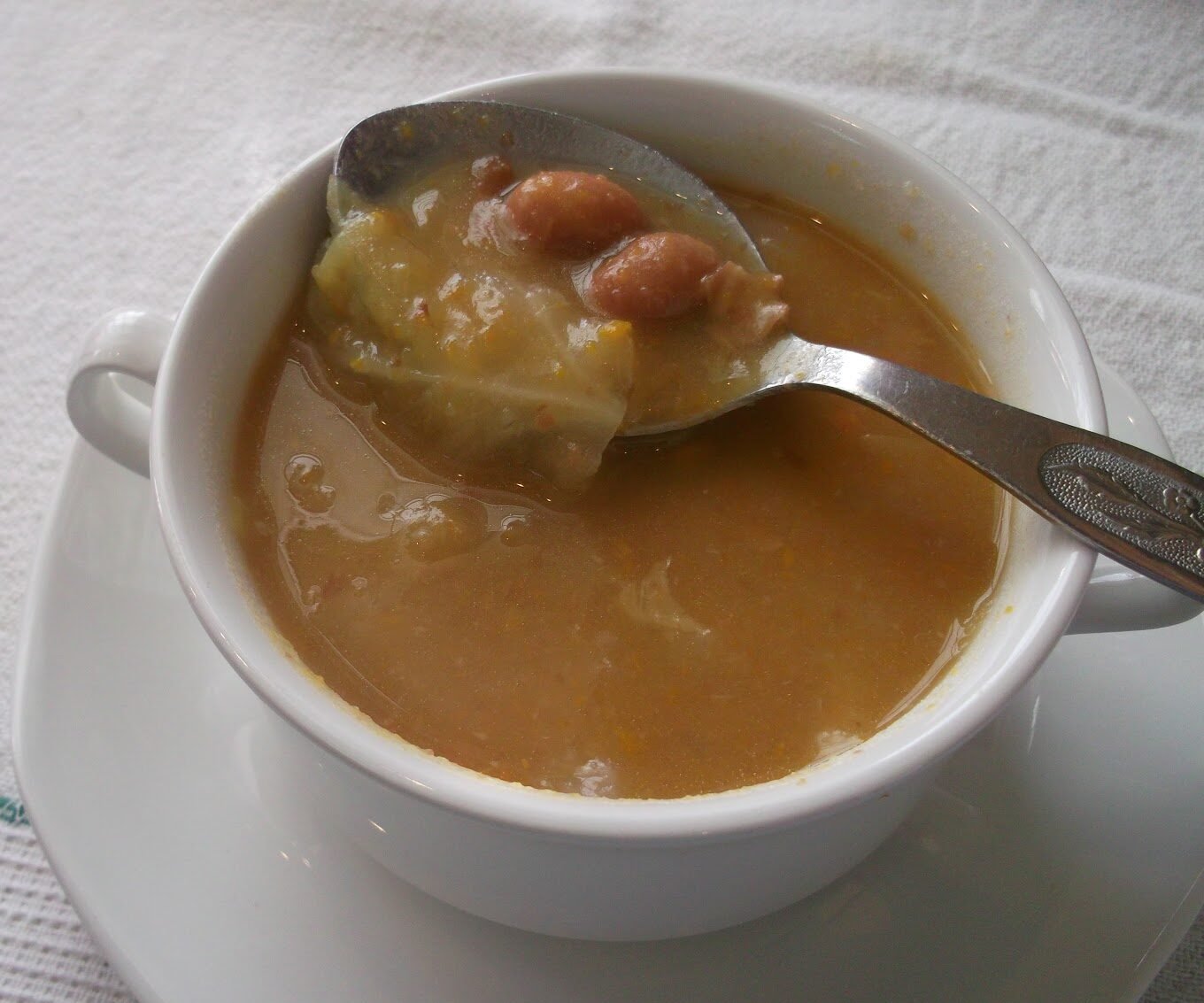 taça de sopa de feijão encarnado cremosa com legumes ripados