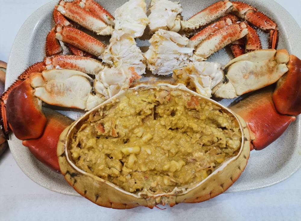 Sapateira recheada com maionese e pickles, petisco tradicional português servido frio.