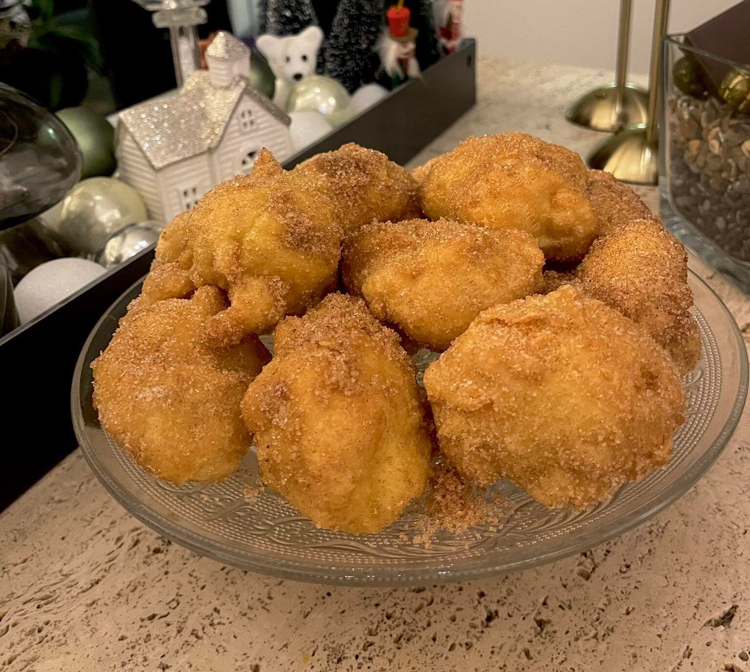 sonhos tradicionais de natal fritos, ocos por dentro, polvilhados com açúcar e canela