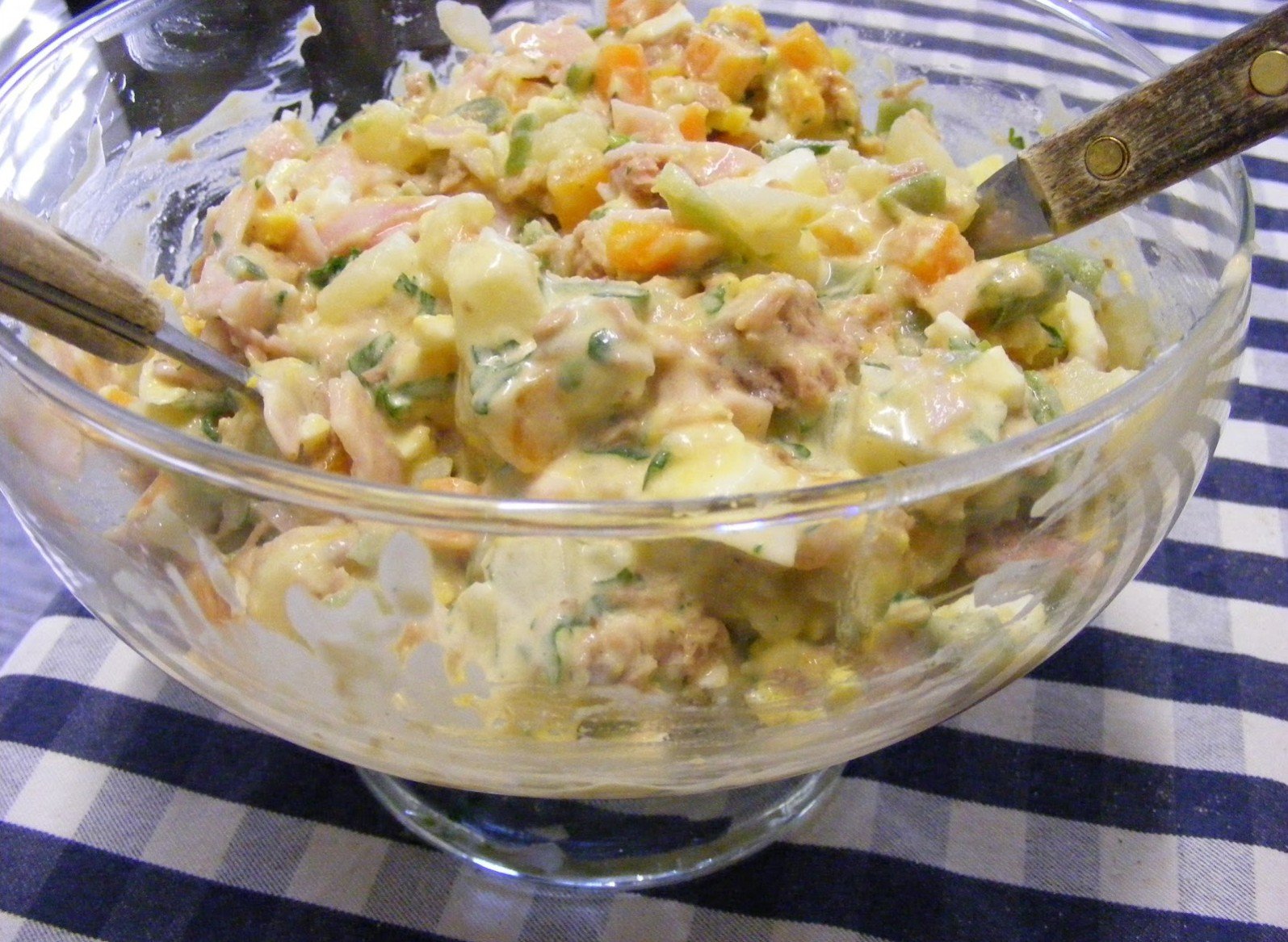 salada russa com atum, fiambre, batata, cenoura e feijão verde, envolvida em maionese cremosa.