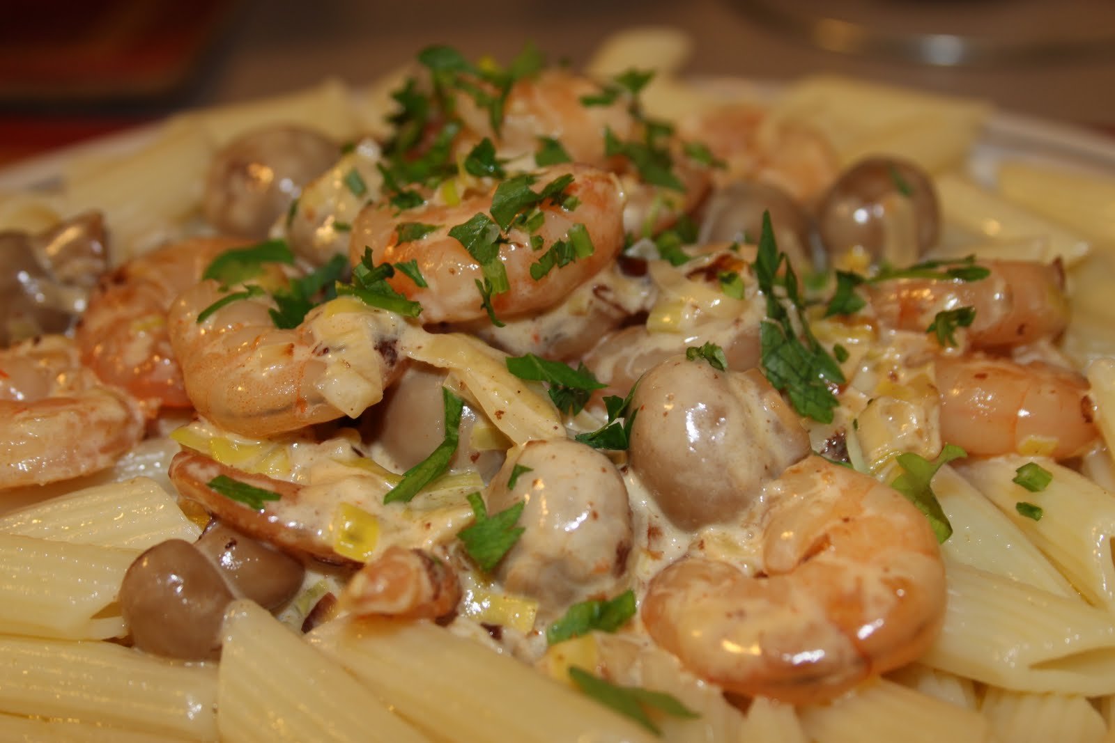 prato de massa cremosa com camarão e cogumelos servido com salsa e queijo Mozzarella