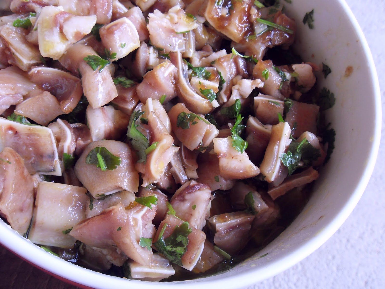 salada de orelha de porco com alho, coentros e azeite, servida fria como petisco tradicional português.