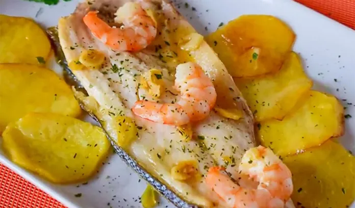 robalo assado com camarão alho e batatas servido com salsa fresca