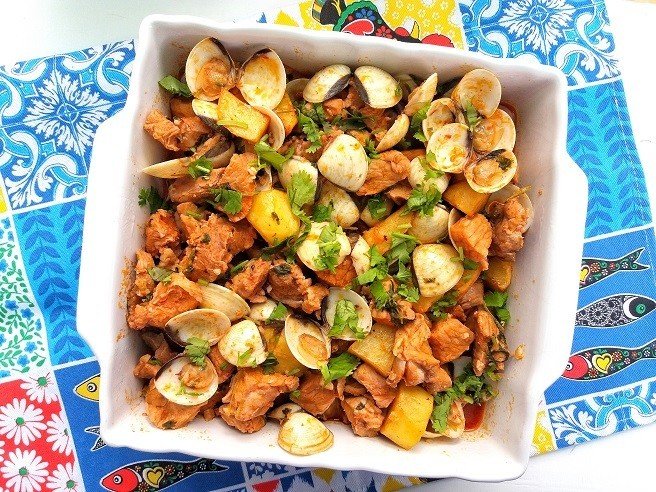 Carne de porco à Alentejana com amêijoas batatas e coentros